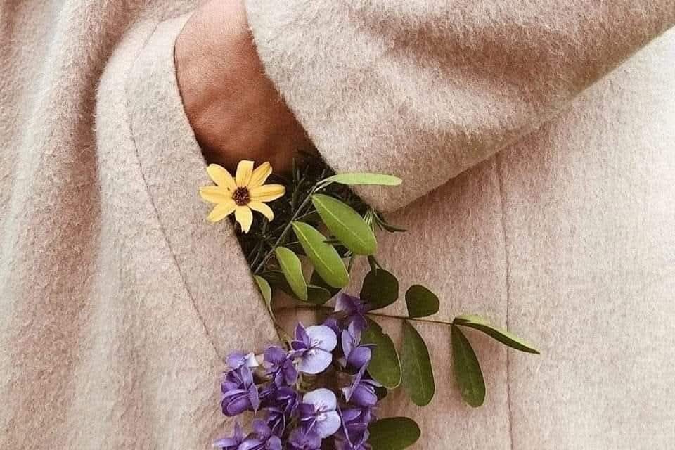 Хотел купить тебе цветы..